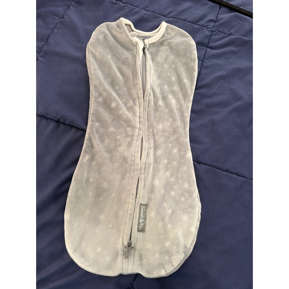 SwaddleMe Swaddle Pod Newborn NB Gray Embossed Star Plush Zip Up Sleep Sack